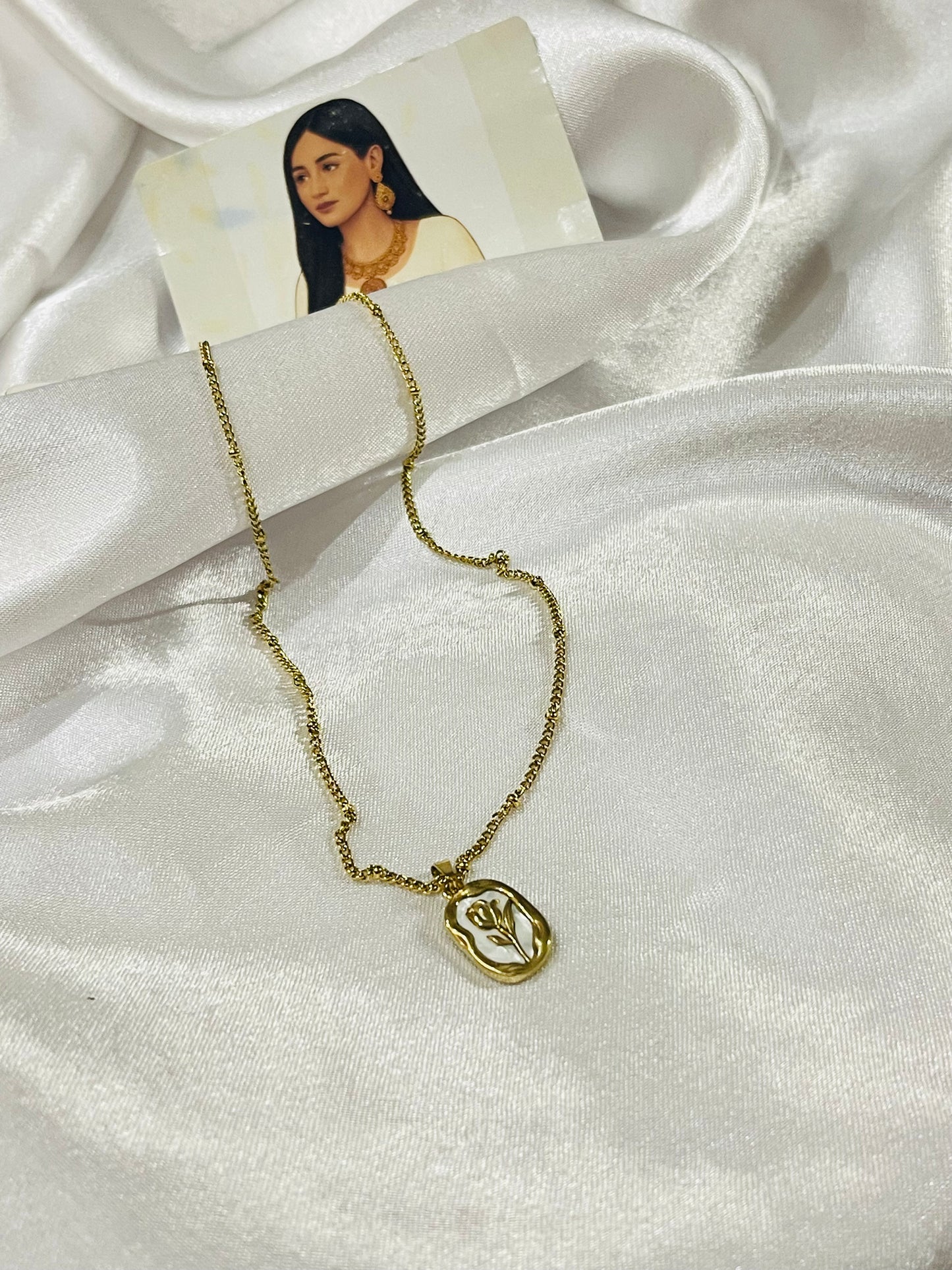 Gold Flower Engraved Pendant Necklace | Elegant Jewelry ā FashionHubPK7