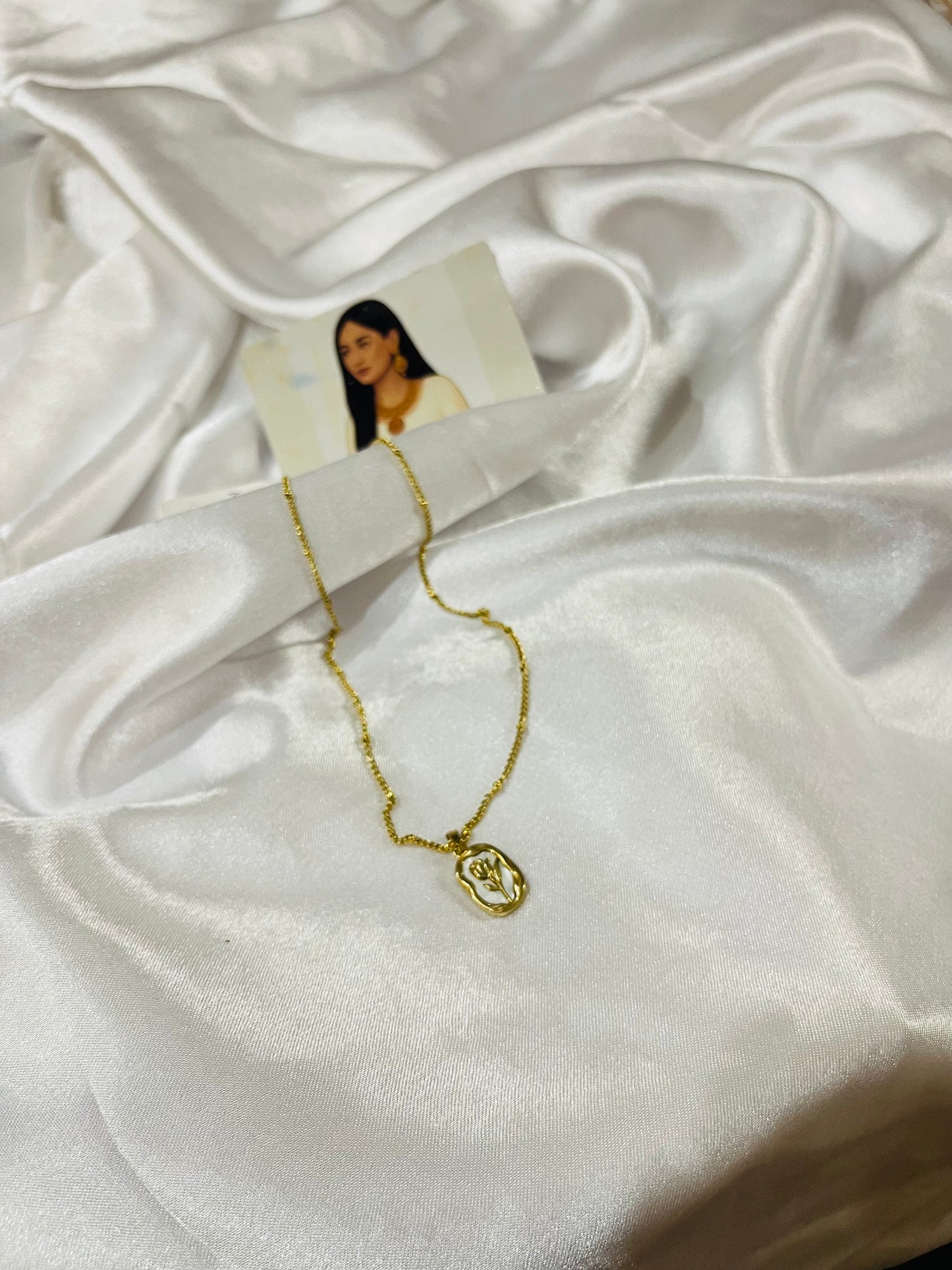 Gold Flower Engraved Pendant Necklace | Elegant Jewelry ā FashionHubPK7