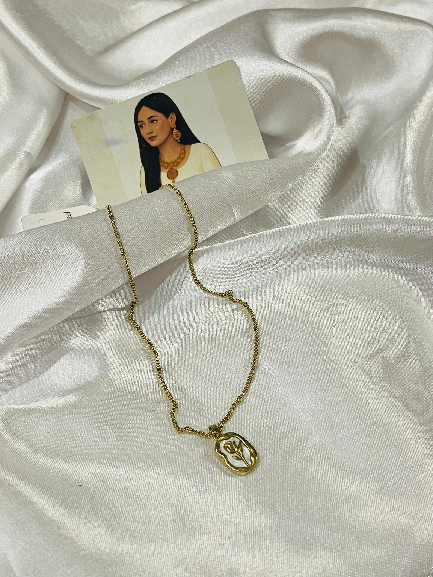 Gold Flower Engraved Pendant Necklace | Elegant Jewelry ā FashionHubPK7