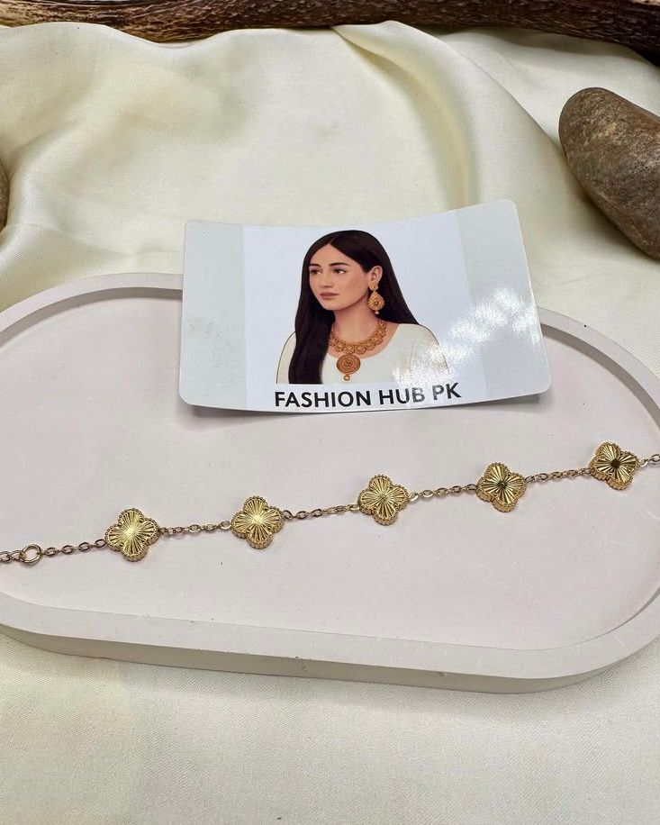 Golden Floral Charm Bracelet – Elegant Everyday Jewelry | FashionHubPK7