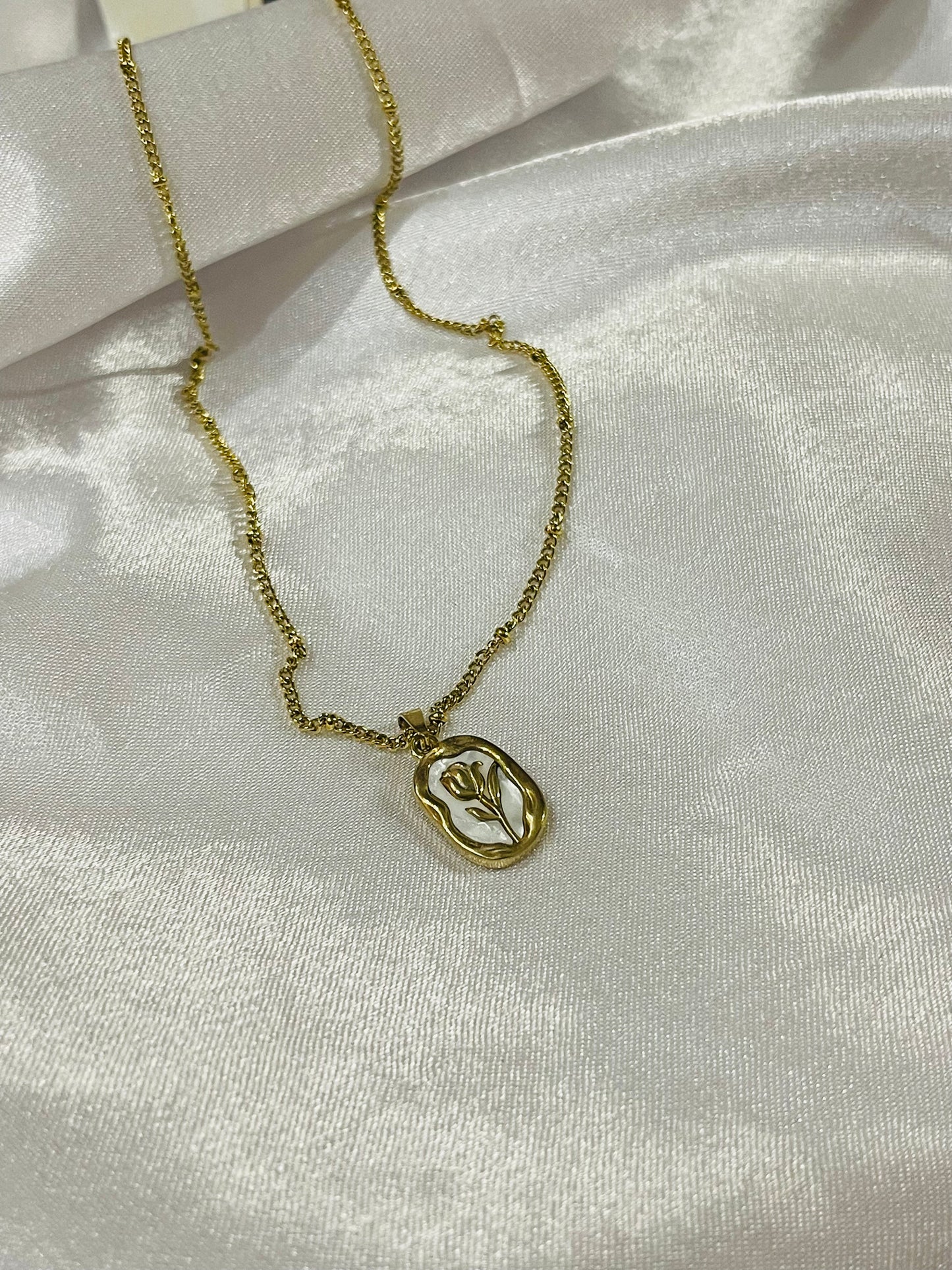 Gold Flower Engraved Pendant Necklace | Elegant Jewelry ā FashionHubPK7