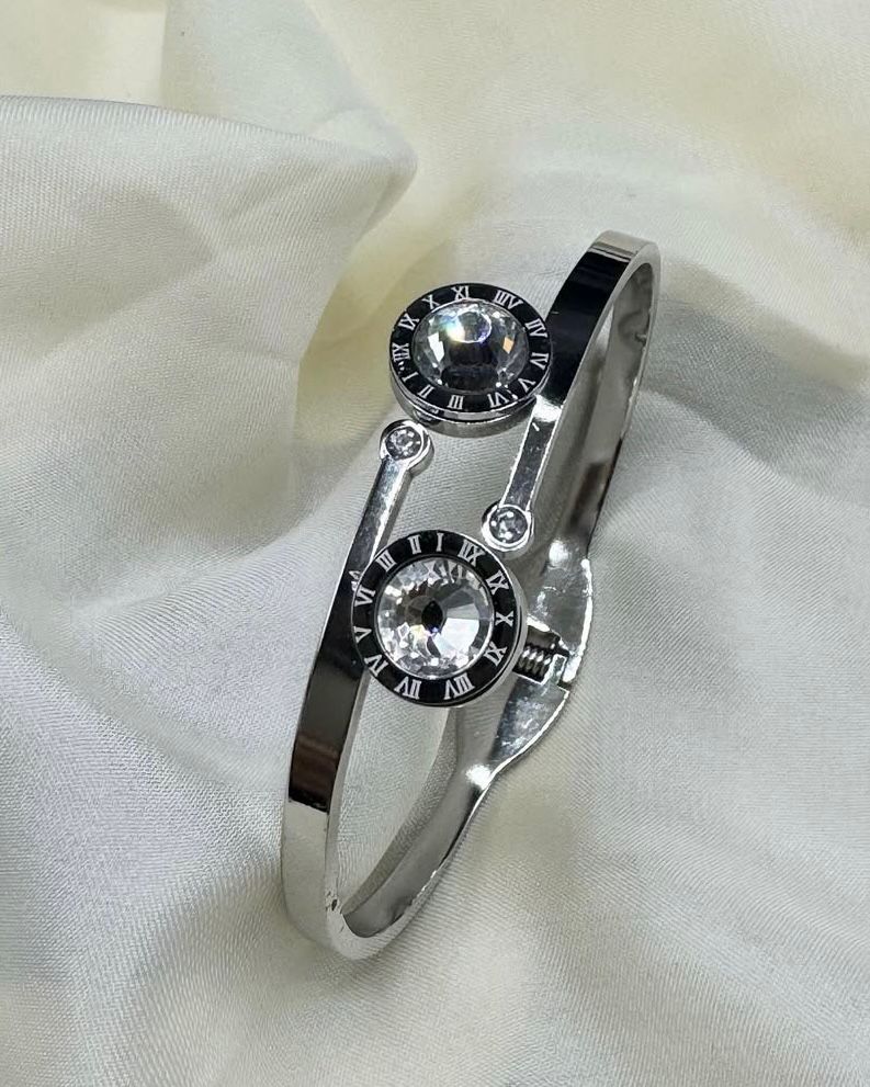 Roman Dial Silver Bangle – Elegant Stainless Steel Bracelet | FashionHubPK7