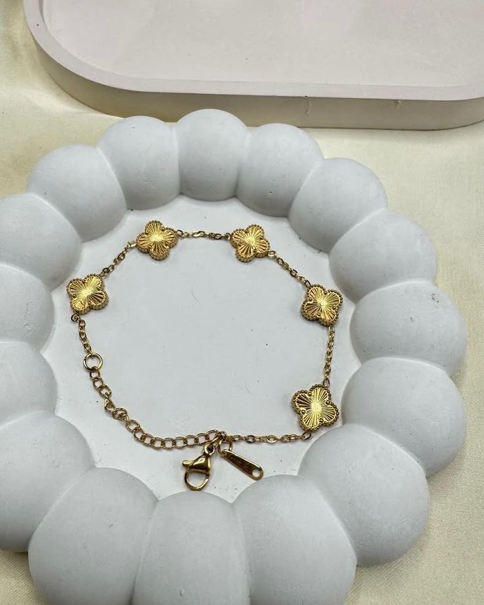 Golden Floral Charm Bracelet – Elegant Everyday Jewelry | FashionHubPK7