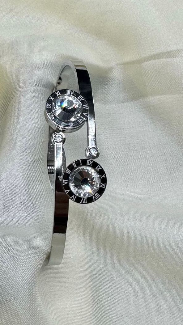 Roman Dial Silver Bangle – Elegant Stainless Steel Bracelet | FashionHubPK7