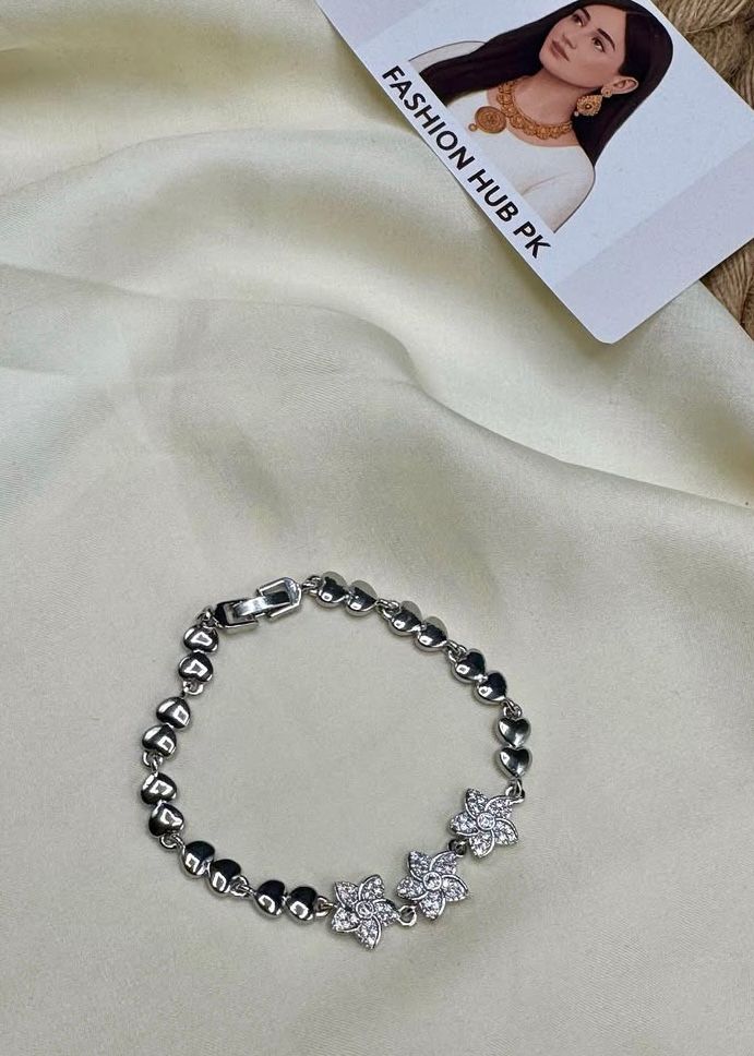 Silver Heart & Floral Charm Bracelet – Elegant Everyday Wear | FashionHubPK7