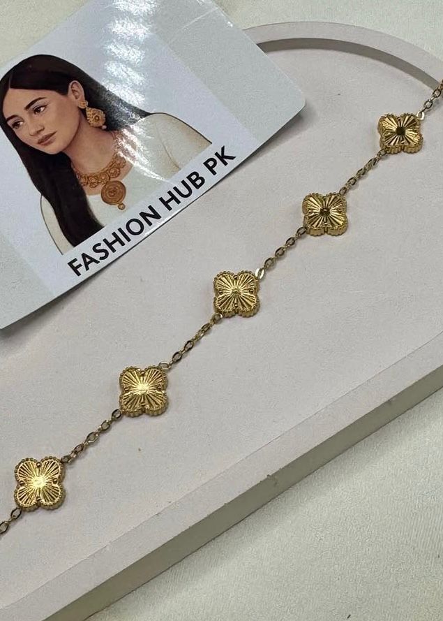 Golden Floral Charm Bracelet – Elegant Everyday Jewelry | FashionHubPK7