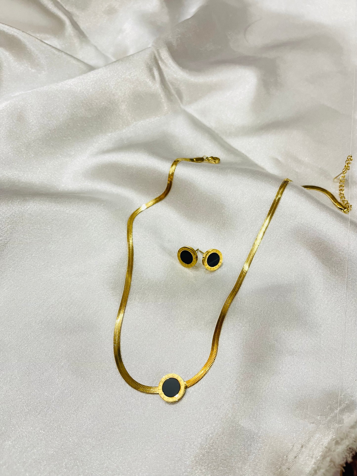 Elegant Black & White Necklace Set | FashionHubPK7