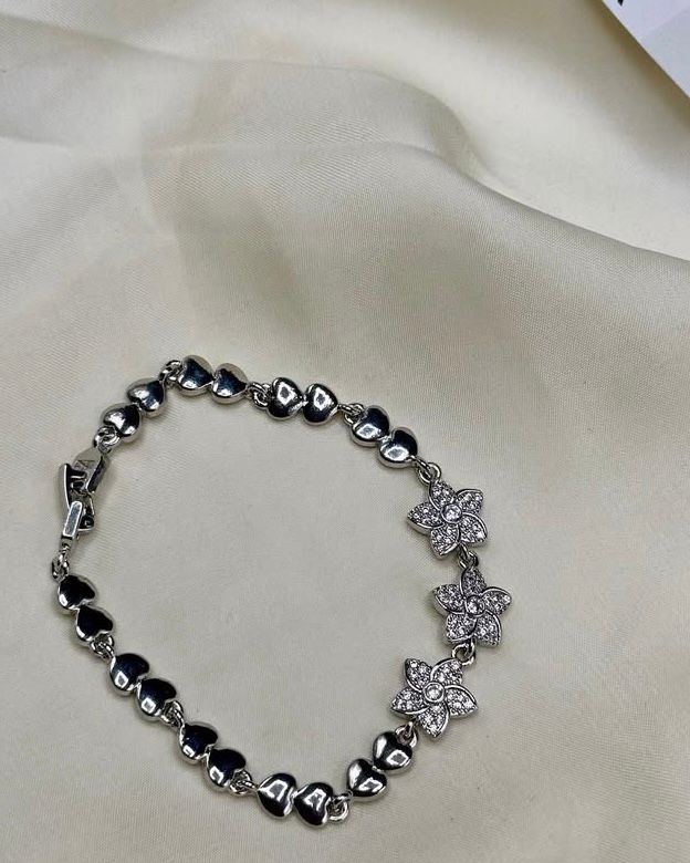 Silver Heart & Floral Charm Bracelet – Elegant Everyday Wear | FashionHubPK7